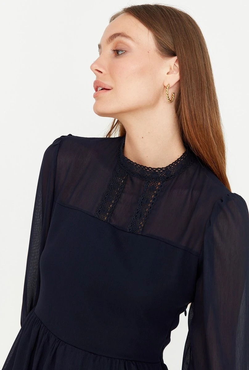 Trendyol Vrouwen Ballon Mouw Staande Kraag Verschuiving Jurk 4 Trendyol Vrouwen Ballon Mouw Staande Kraag Verschuiving Jurk - Afbeelding 2