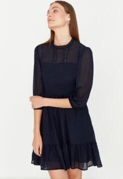 Trendyol Vrouwen Ballon Mouw Staande Kraag Verschuiving Jurk 17 Trendyol Vrouwen Ballon Mouw Staande Kraag Verschuiving Jurk -Trendsyol Winkel 828x1200 1